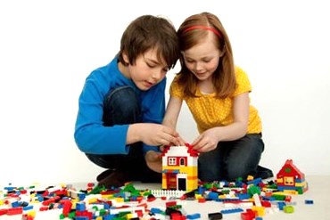 Kids-playing-with-LEGO1